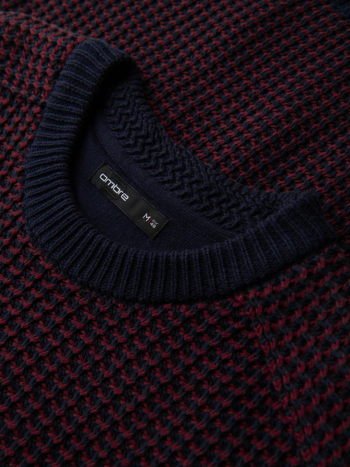 Męski sweter o kontrastowym splocie z okrągłym dekoltem – bordowy V1 OM-SWSW-0122