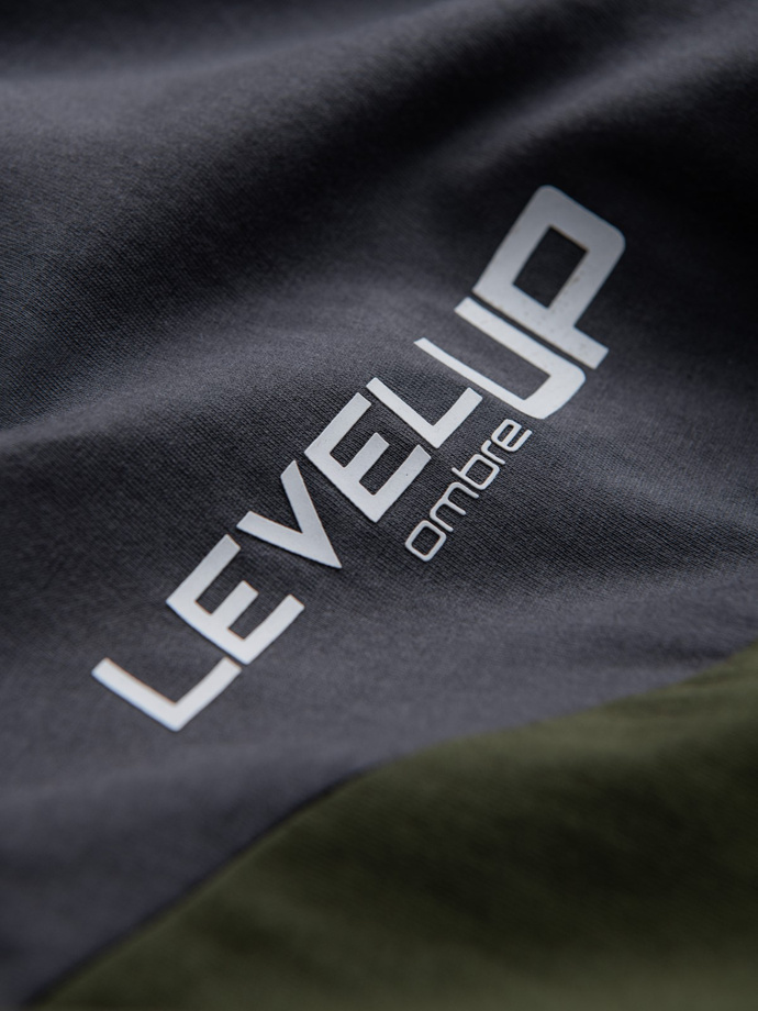 T-shirt męski bawełniany trójkolorowy z logo - grafitowo-oliwkowy V9 S1747