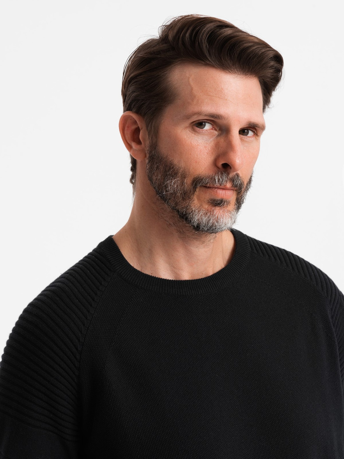 Męski sweter raglan z prążkowanymi rękawami – czarny V2 OM-SWSW-0144