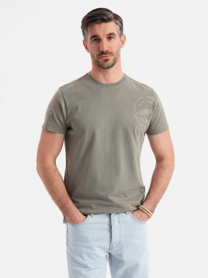 Bawełniana męska koszulka z nadrukiem w militarnym stylu – jasnooliwkowa V2 OM-TSWT-0202