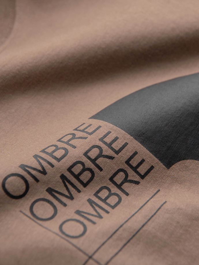 Koszulka męska z dużym printem – jasnobrązowa V2 OM-TSPT-0166