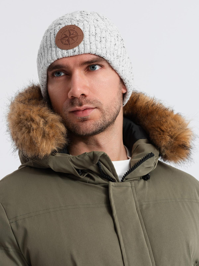 Czapka beanie męska z okrągłą tłoczoną naszywką – złamana biel V3 OM-ACWH-0121