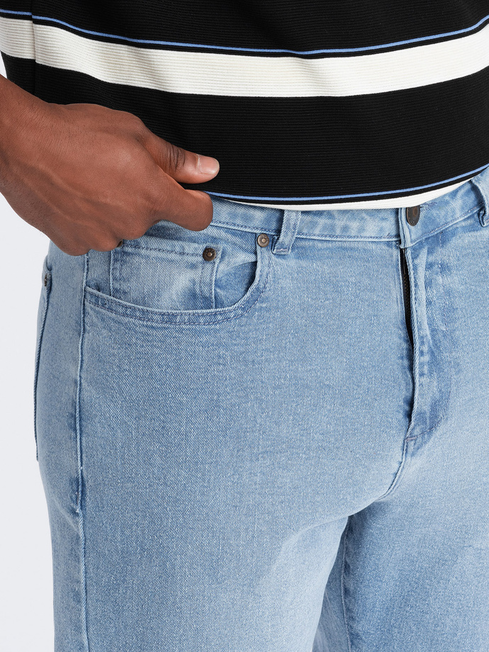 Męskie spodnie jeansowe CARROT FIT z delikatnymi przetarciami – jasnoniebieskie V2 OM-PADP-0162