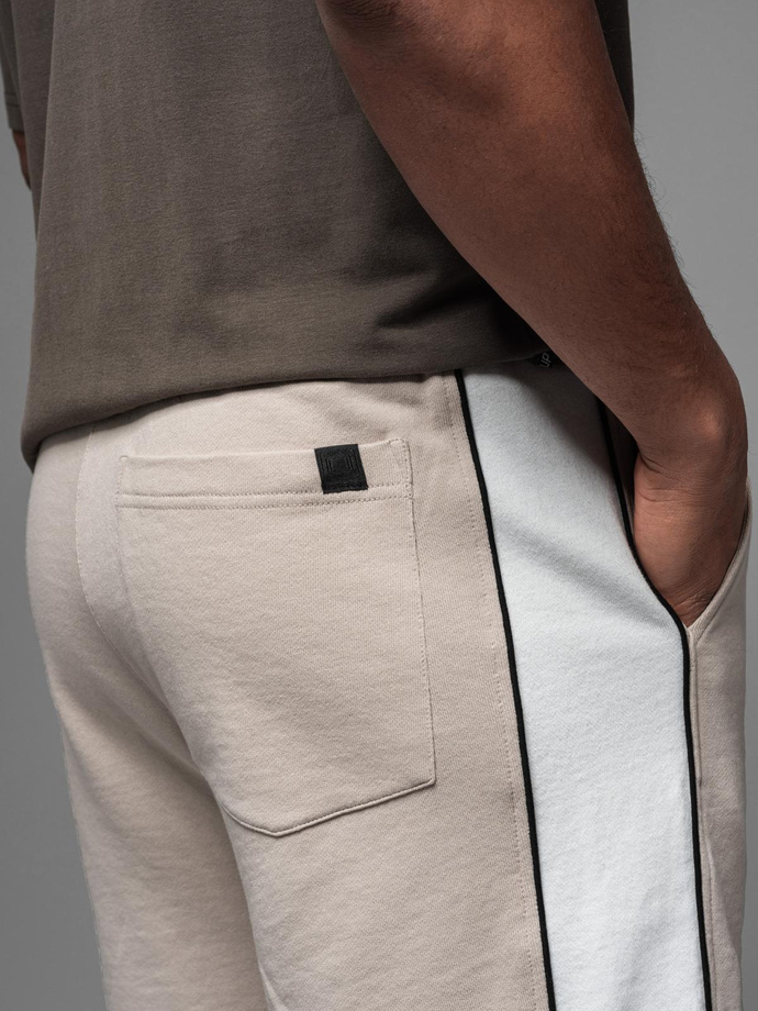 Męskie krótkie dresowe spodenki w szerokie pasy – beżowe V2 OM-SRSK-0182