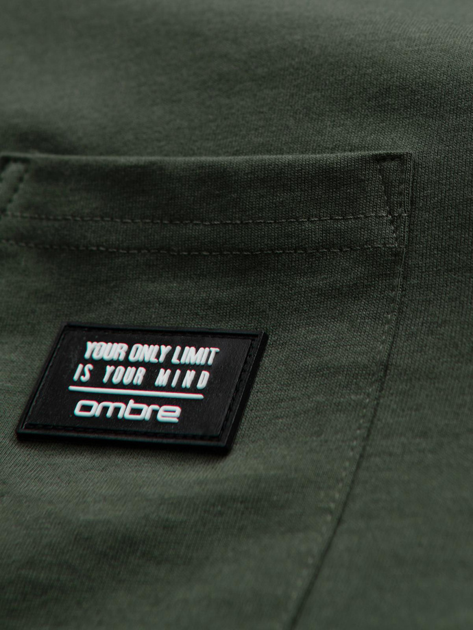 Casualowy męski t-shirt z naszywką na kieszeni – ciemnooliwkowy V4 OM-TSCT-0109