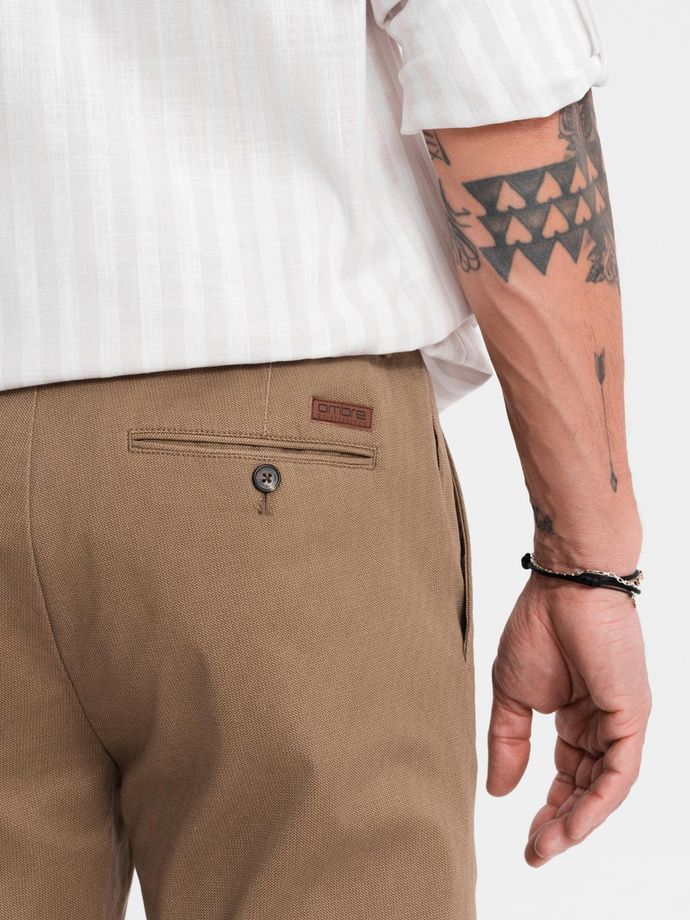 Męskie spodnie chino REGULAR FIT z delikatną strukturą – ciemnobeżowe V2  OM-PACP-0184