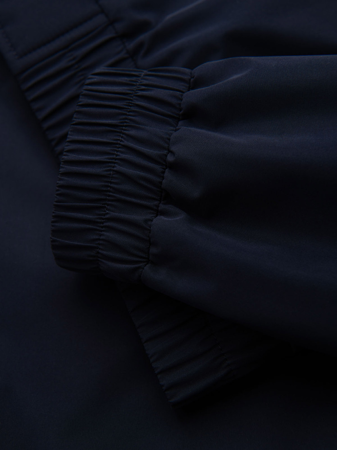 Męska kurtka z kapturem i wysoką stójką - granatowa V2 OM-JANP-0222