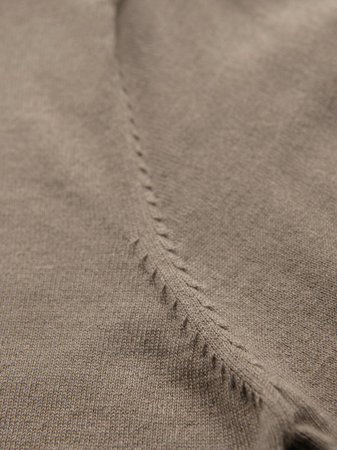 Sweter męski klasyczny z wiskozą BASIC z okrągłym dekoltem – ciemnobeżowy V15 OM-SWBS-0106