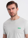 Męski bawełniany t-shirt z zieloną naszywką na piersi – jasnoszary V2 OM-TSCT-0151