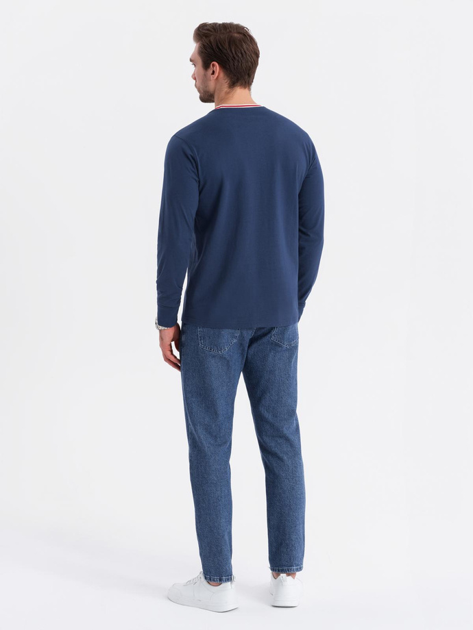 Męski bawełniany longsleeve z dekoltem U w paski i haftem – ciemnoniebieski V3 OM-LSCL-0128