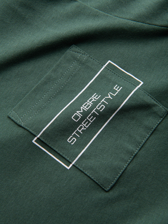 Bawełniany t-shirt męski z nadrukiem na kieszonce Ombre Streetstyle – ciemnozielony V4 OM-TSCT-0108