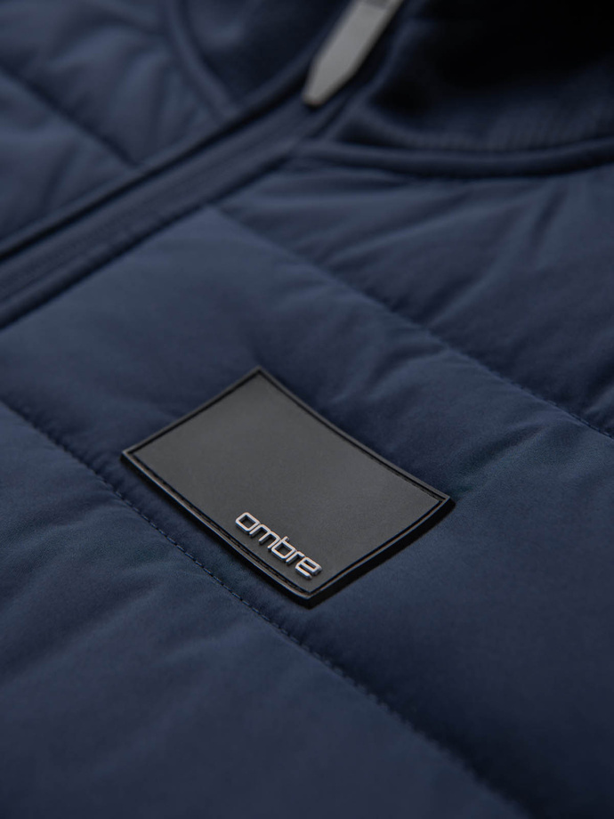 Lekka kurtka męska z łączonych materiałów z kapturem i ozdobnym pikowaniem – granatowa V4 OM-JANP-0160