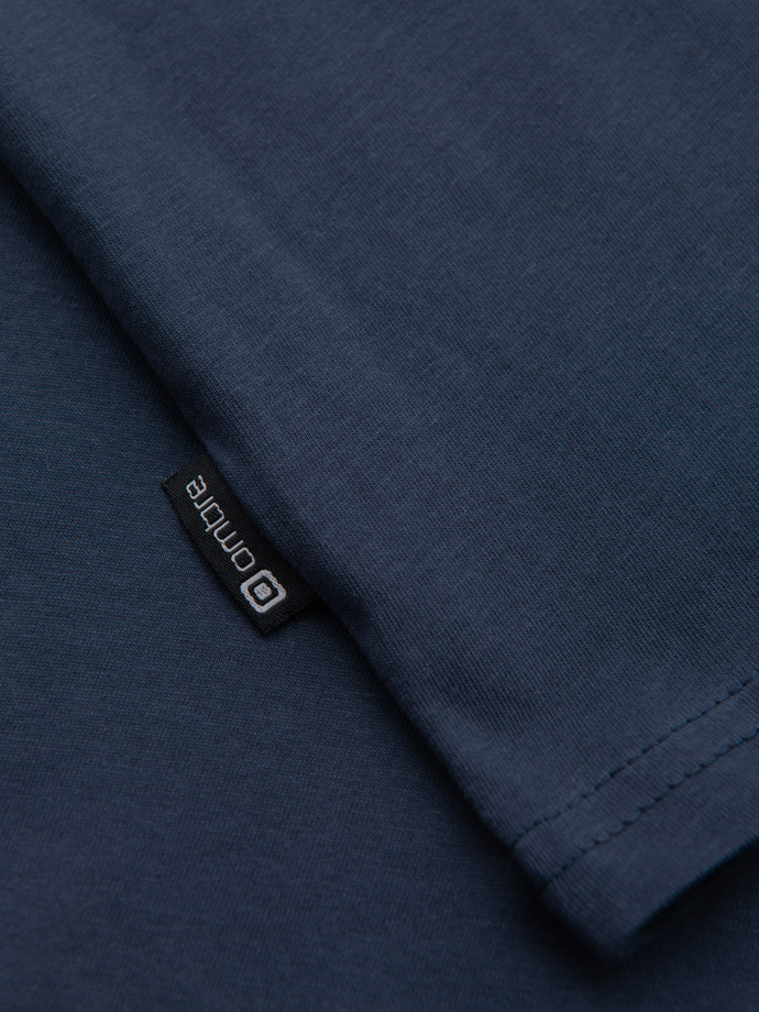 Casualowy t-shirt męski z naszywką na kieszeni – granatowy V10 OM-TSCT-0109