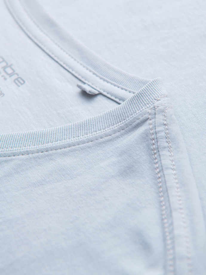 Klasyczna męska bawełniana koszulka z dekoltem w serek BASIC – jasnoszara V23 OM-TSBS-0237