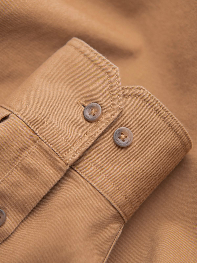 Męska bawełniana koszula REGULAR FIT z kieszeniami zapinanymi na guziki - camel V2 OM-SHCS-0146