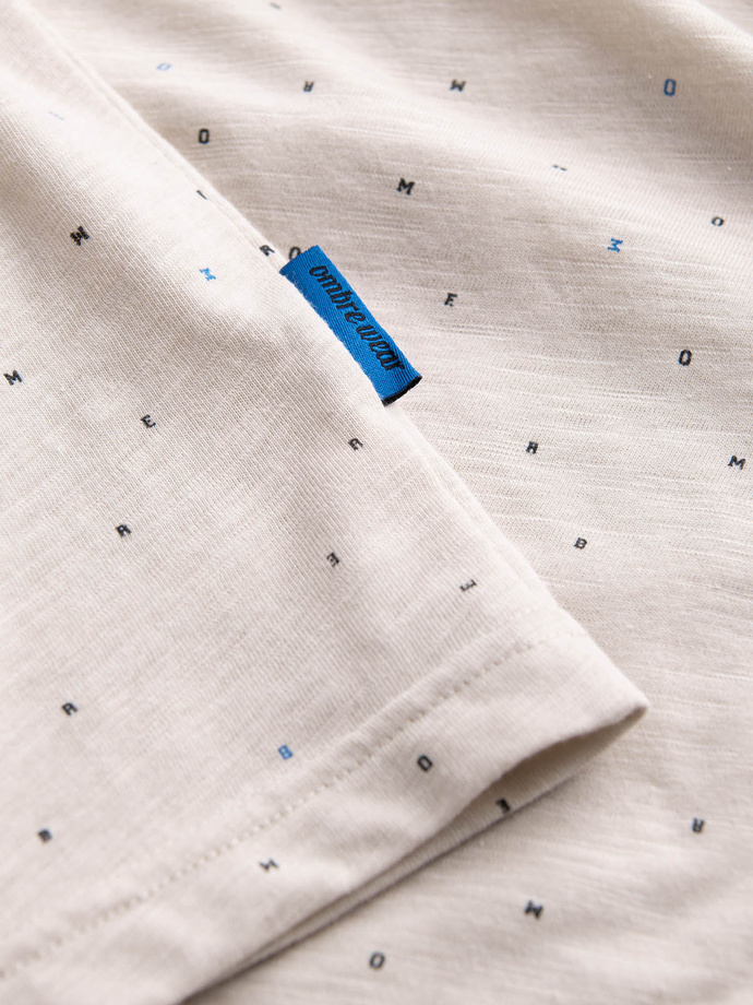 T-shirt męski fullprint z kolorowymi literami - jasnobeżowy V1 OM-TSFP-0185