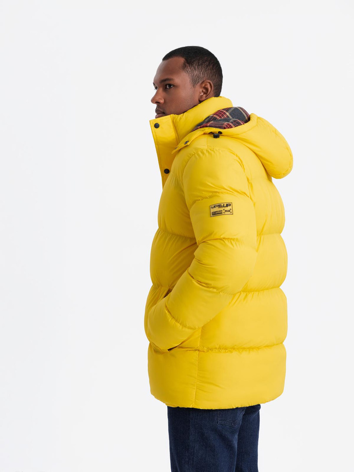 Kurtka męska typu puffer z podszewką w kratę – żółta V3 OM-JAHP-0205