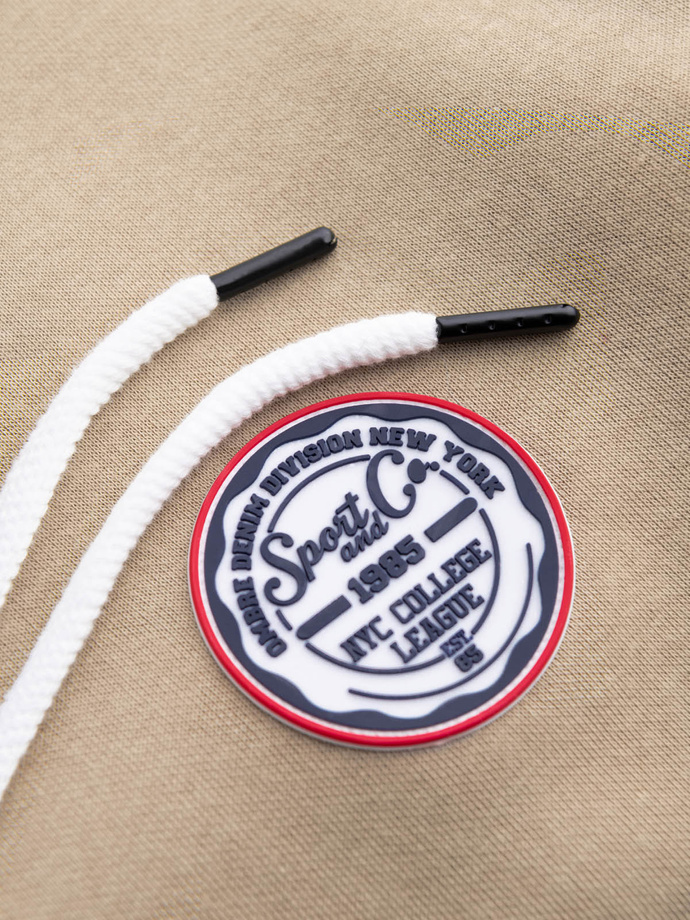 Bluza męska dresowa kangurka z kapturem i naszywką w stylu college – piaskowa V3 OM-SSNZ-0144