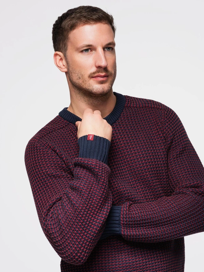 Męski sweter o kontrastowym splocie z okrągłym dekoltem – bordowy V1 OM-SWSW-0122