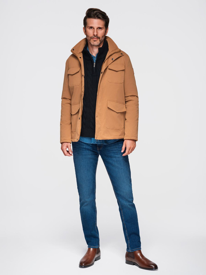Lekka kurtka męska z kieszeniami i wysokim kołnierzem – brązowa V5 OM-JALP-0167