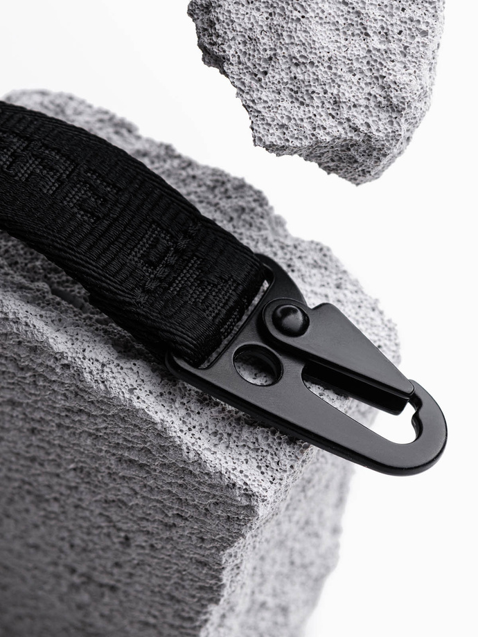 Męski brelok do kluczy z karabińczykiem – czarny V1 OU-ACKC-0100