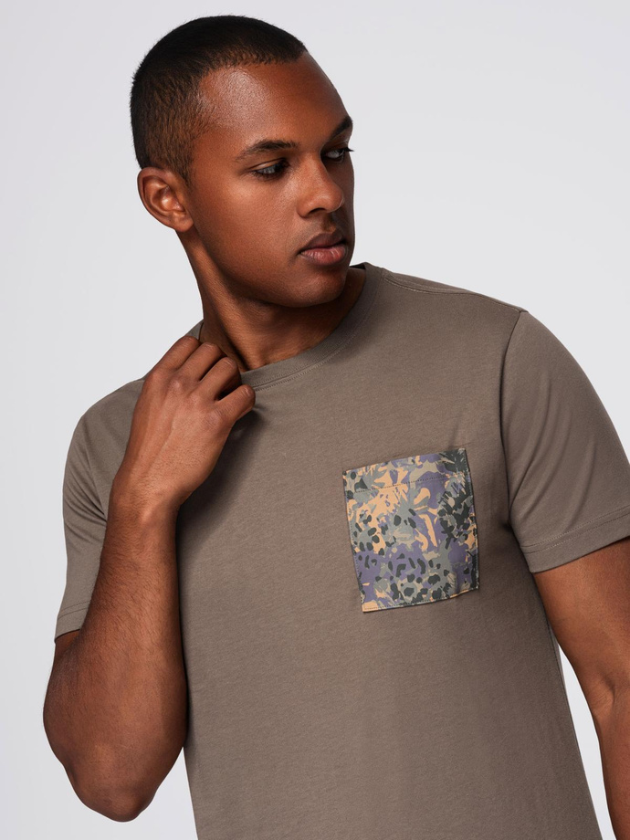 T-shirt męski bawełniany z printowaną kieszonką –  ciemnooliwkowy V1 OM-TSPT-0227