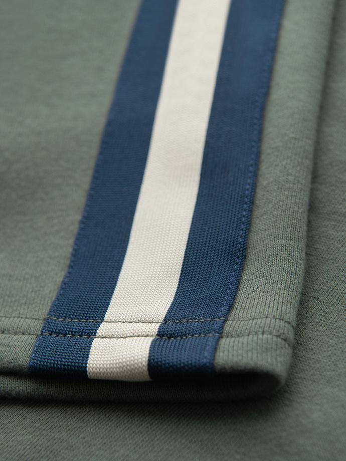 Męskie dresowe szorty z lampasami i ściągaczem w pasie – oliwkowe V2 OM-SRSK-0156