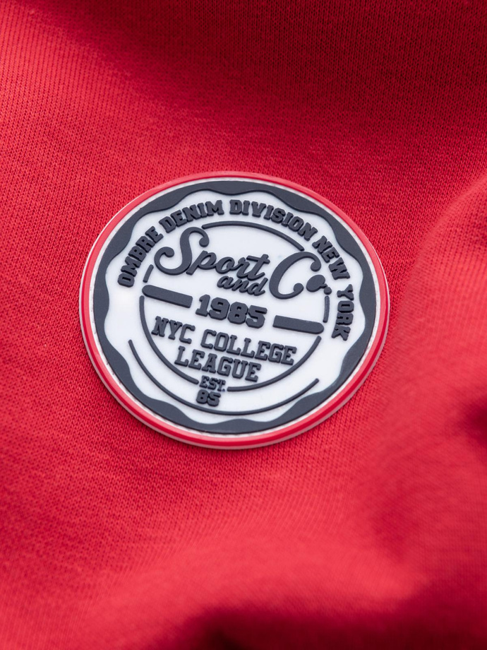 Nierozpinana męska bluza dresowa z naszywką w stylu college – czerwona V1 OM-SSNZ-0134