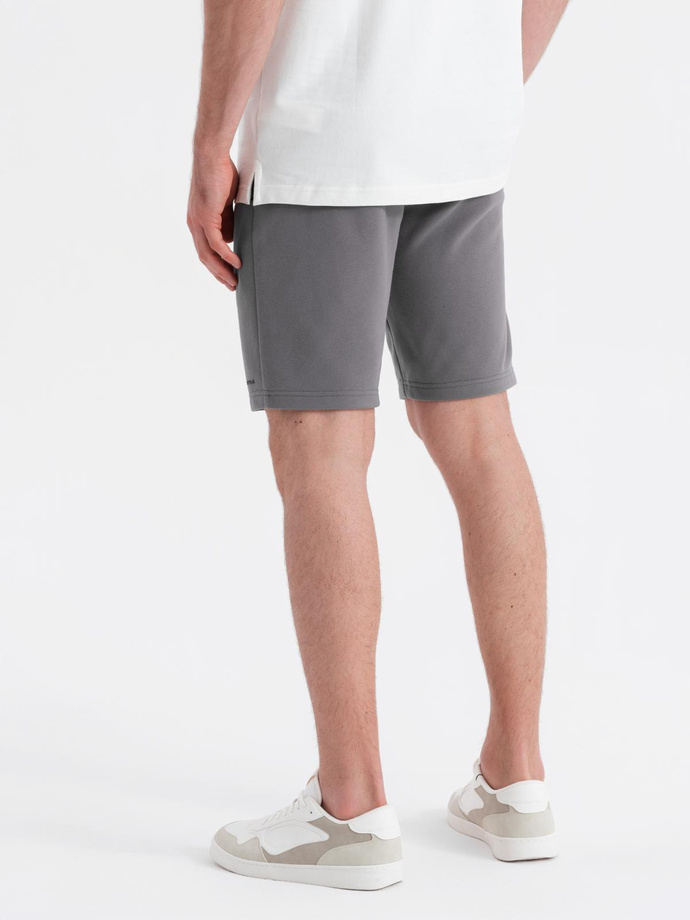 Dopasowane męskie krótkie dresowe spodenki z nadrukami – szare V3 OM-SRSK-0138