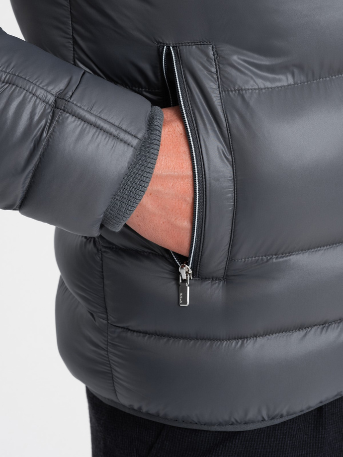 Mocno ocieplona pikowana męska kurtka z odpinanym kapturem – grafitowa V3 OM-JAHP-22FW-010