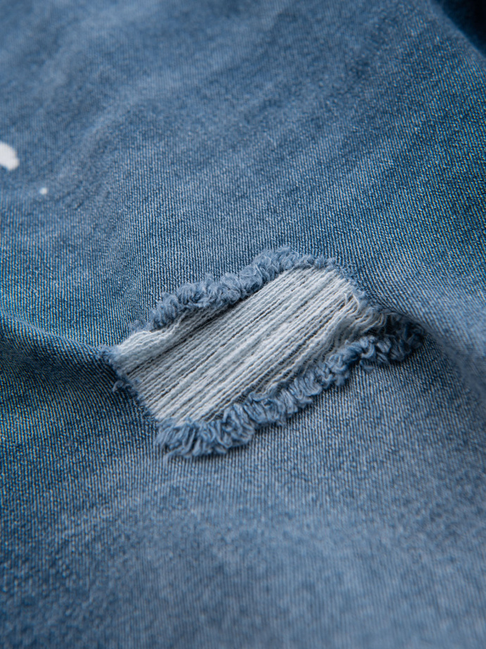 Krótkie męskie spodenki jeansowe z przetarciami i podwiniętą nogawką – niebieskie V2 OM-SRDS-0186