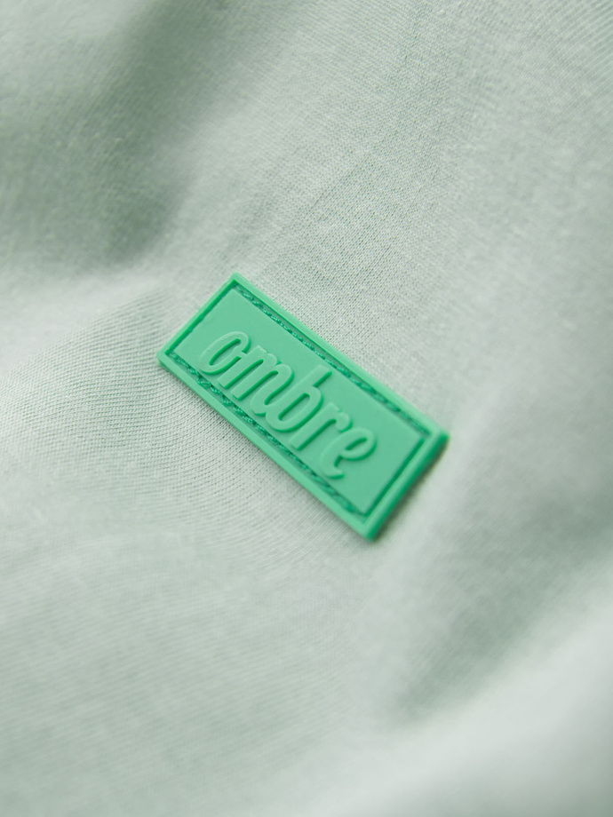 Bawełniany t-shirt męski z zieloną naszywką na piersi – miętowy V4 OM-TSCT-0151