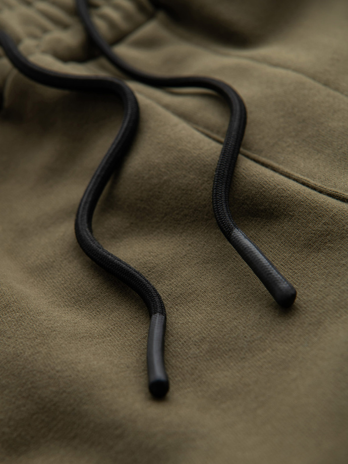 Dopasowane krótkie męskie spodenki dresowe z nadrukami – oliwkowe V4 OM-SRSK-0138