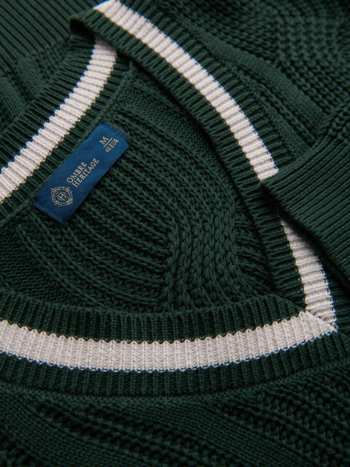 Sweter męski o splocie warkoczowym z dekoltem w serek - zielony V3 OM-SWSW-0151