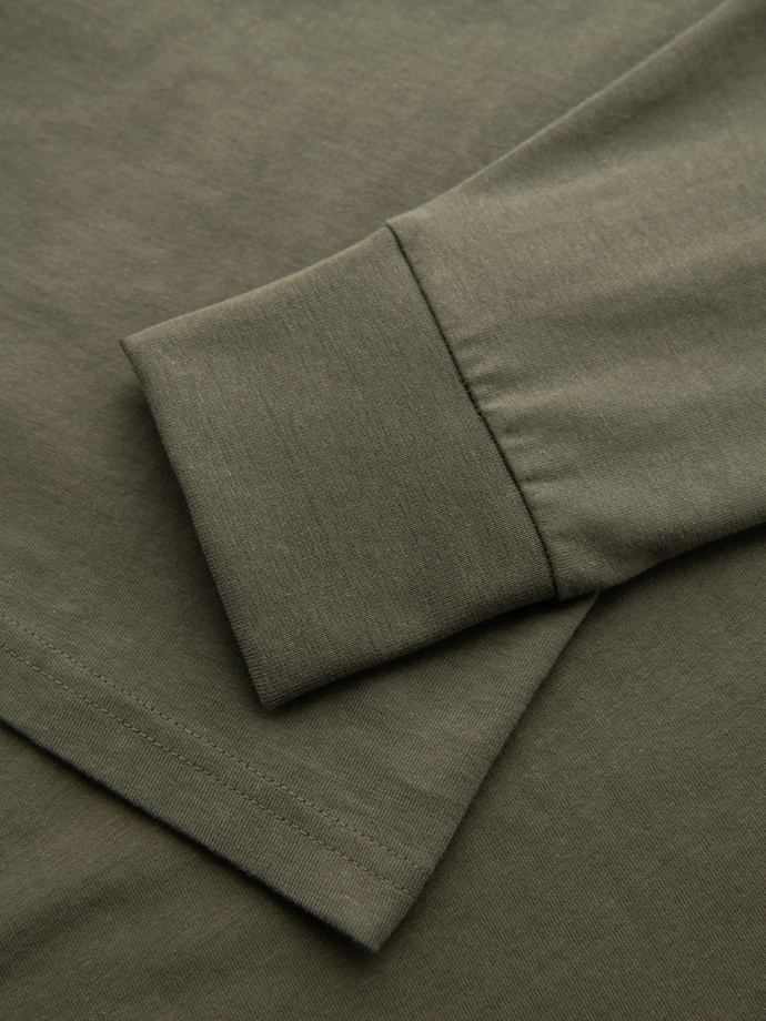 Bawełniany męski longsleeve z dekoltem U w paski i haftem – oliwkowy V1 OM-LSCL-0128