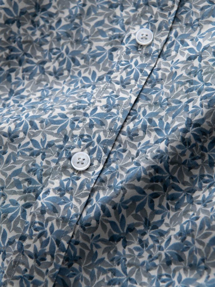 Koszula męska SLIM FIT w print drobnych liści - jasnoniebieska V1 OM-SHPS-0163