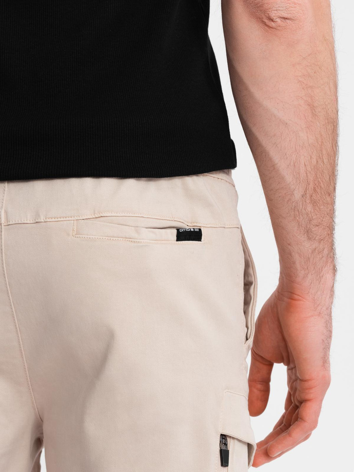 Szorty męskie o luźnym kroju z kieszeniami typu cargo – kremowe V1 OM-SRCG-0194