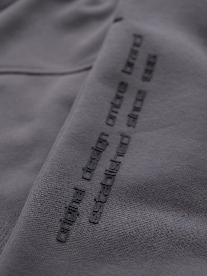 Dopasowane męskie krótkie dresowe spodenki z nadrukami – szare V3 OM-SRSK-0138