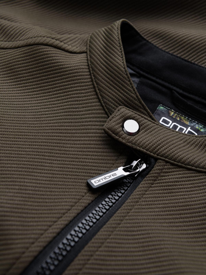 Kurtka męska o kroju biker ze strukturalnego materiału – ciemnooliwkowa V1 OM-JANP-0138