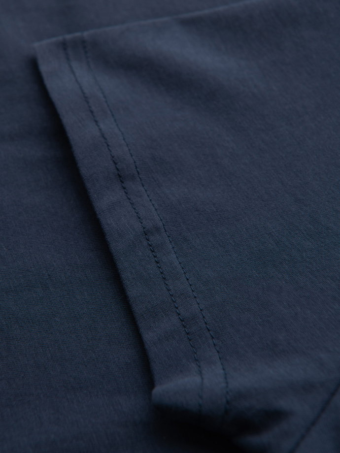 Casualowy t-shirt męski z naszywką na kieszeni – granatowy V10 OM-TSCT-0109