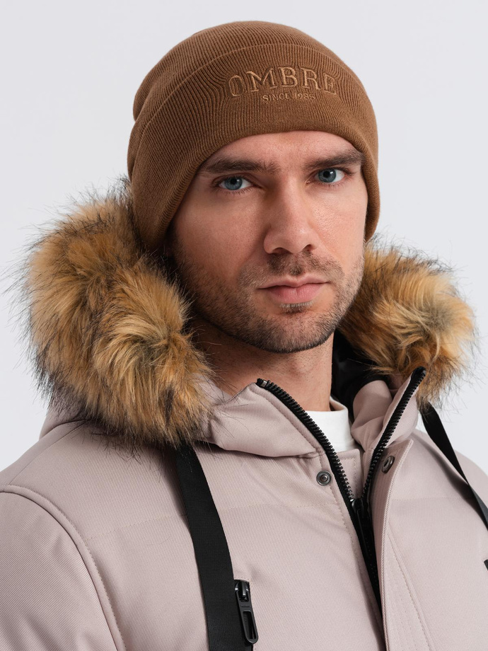 Czapka dzianinowa męska beanie z haftowanym napisem – brązowa V4 OM-ACWH-0120