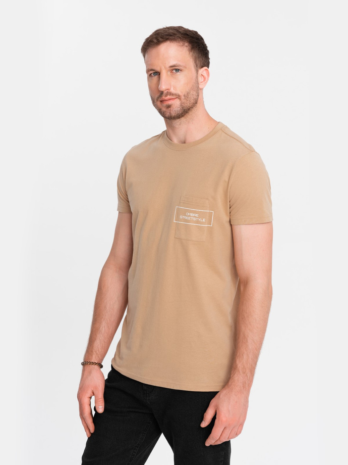 Męski bawełniany t-shirt z nadrukiem na kieszonce Ombre Streetstyle – piaskowy V6 OM-TSCT-0108