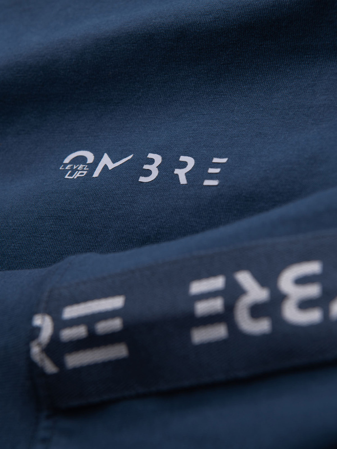 Bawełniany longsleeve męski U-neck z lampasami i nadrukiem na piersi – ciemnoniebieski V1 OM-LSCL-0127