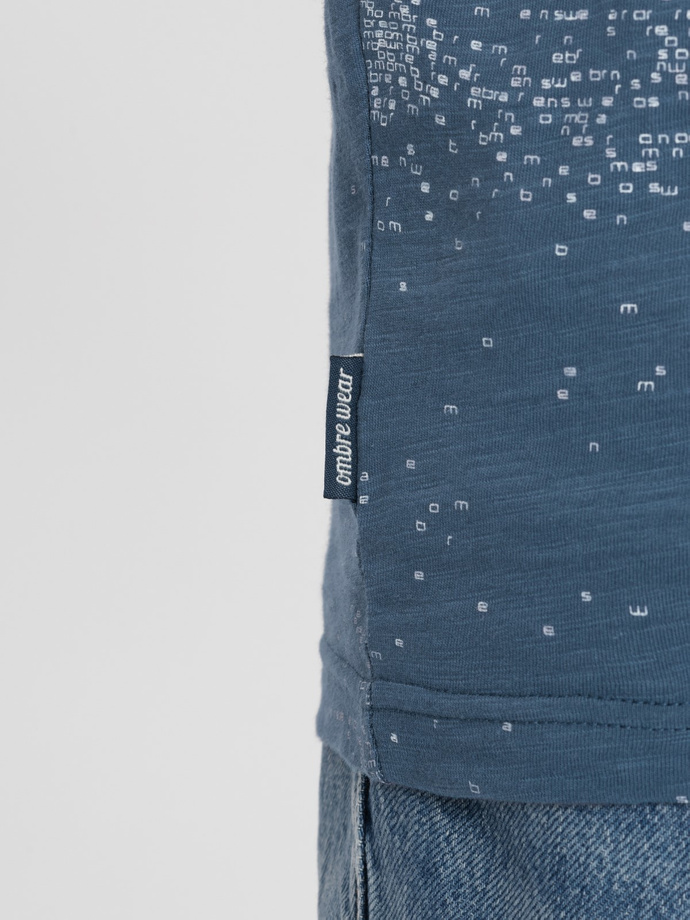 Męski t-shirt fullprint z rozrzuconymi literami - niebieski denim V3 OM-TSFP-0179