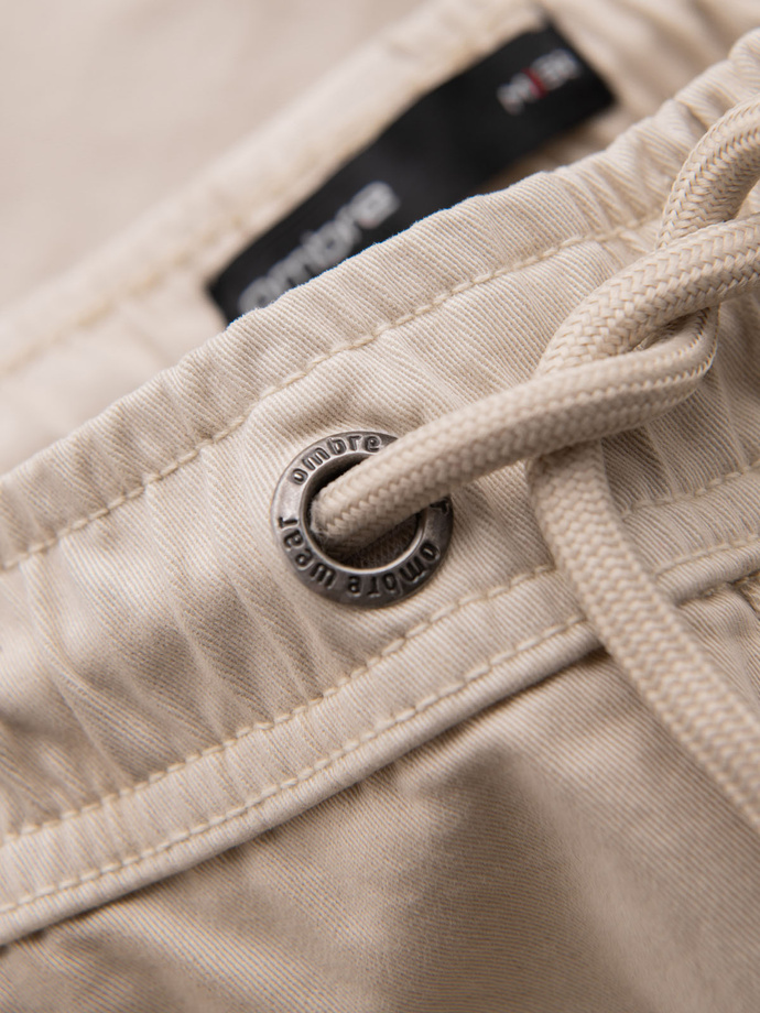 Szorty męskie o luźnym kroju z kieszeniami typu cargo – kremowe V1 OM-SRCG-0194