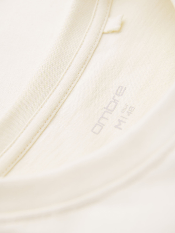 Męski casualowy t-shirt z naszywką na kieszeni – kremowy V8 OM-TSCT-0109