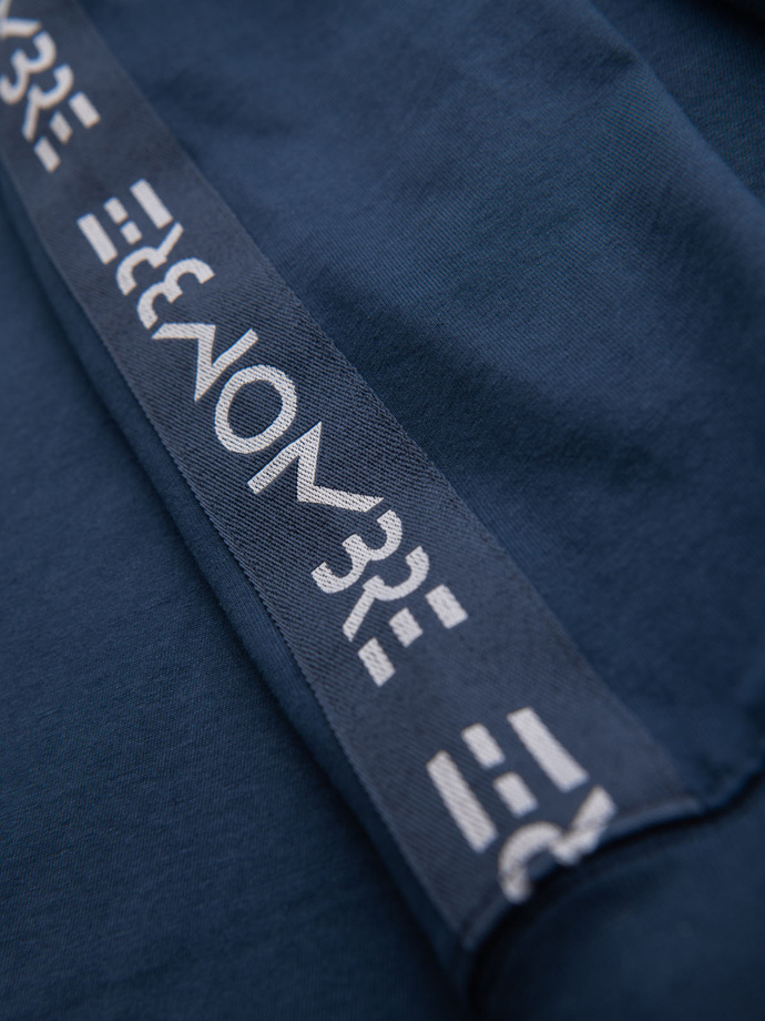Bawełniany longsleeve męski U-neck z lampasami i nadrukiem na piersi – ciemnoniebieski V1 OM-LSCL-0127