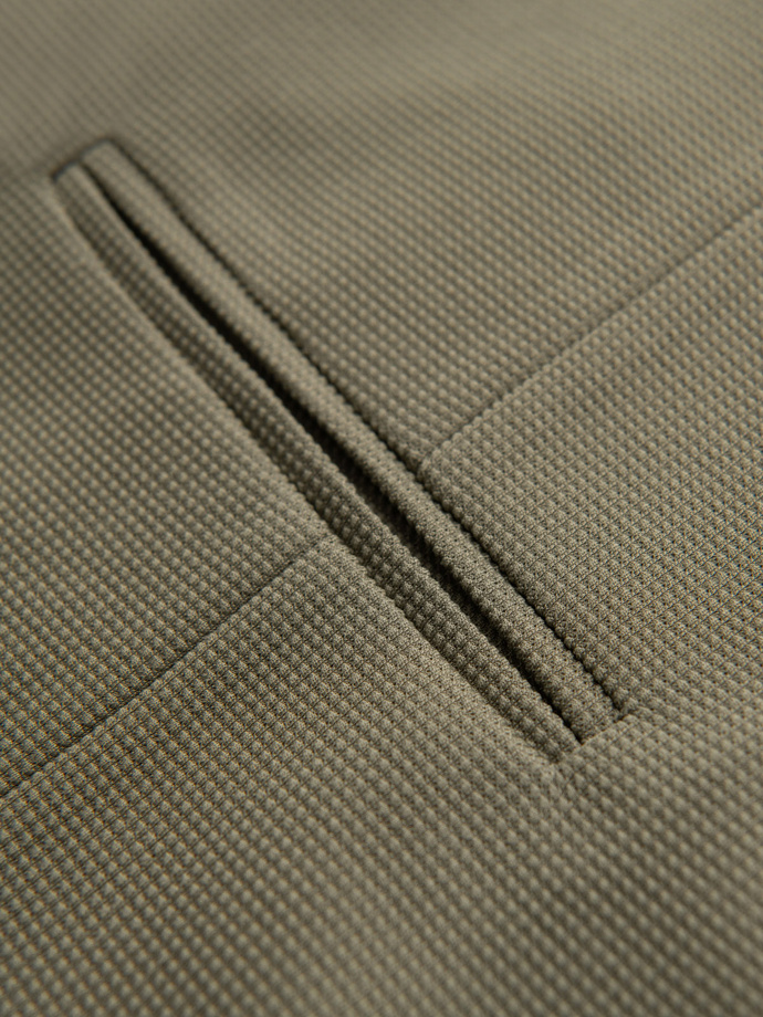 Dopasowana kamizelka męska ze strukturalnej dzianiny z klapami – oliwkowa V1 OM-BLZV-0144