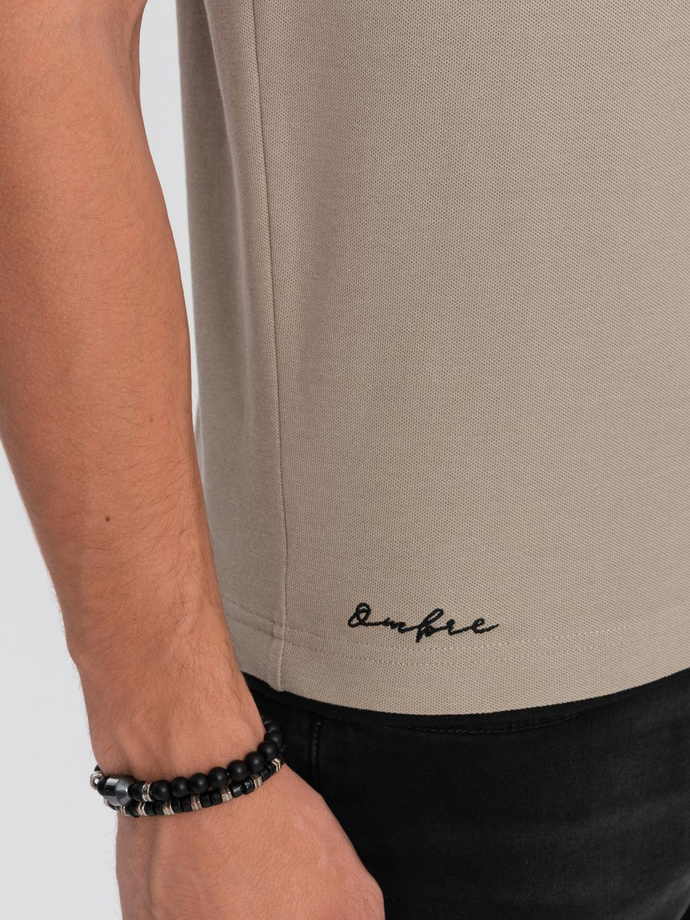 Bawełniana koszulka męska polo z kontrastowymi wykończeniami – ciemnobeżowa V5 OM-POSS-0113