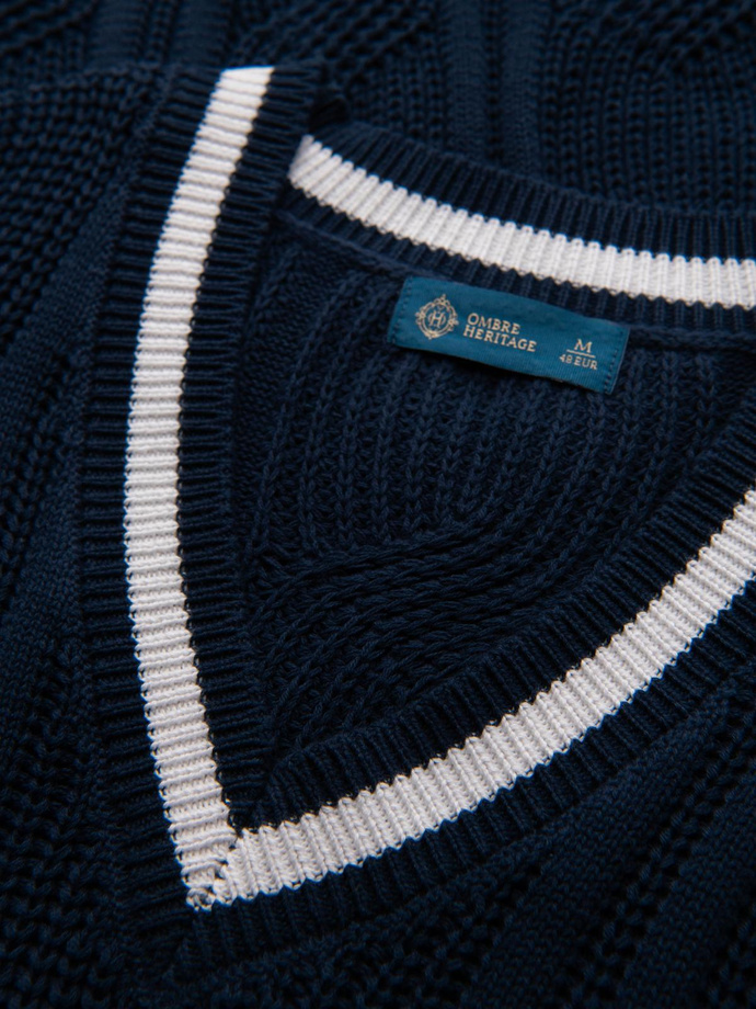 Męski sweter o splocie warkoczowym z dekoltem w serek - granatowy V2 OM-SWSW-0151